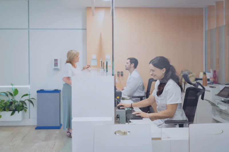 Zwei Aufnahmefachkräfte arbeiten an der Patientenaufnahme