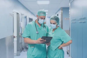 Ein Fachbeitrag in der Health&Care Management. Zu sehen im Bild sind eine Ärztin und ein Arzt, die die POLAVIS Plattform für ihre Arbeit nutzen.