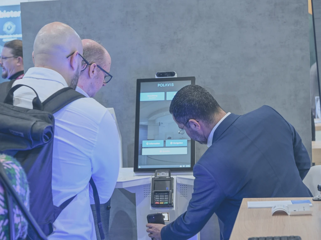 Farid Kanbari präsentiert POLAVIS Aufnahmetag am Self-Check-in von eKiosk