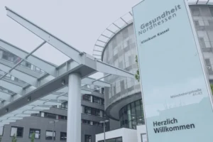 POLAVIS Kunde Gesundheit Nordhessen. Man sieht den Eingang des Klinikums Kassel.