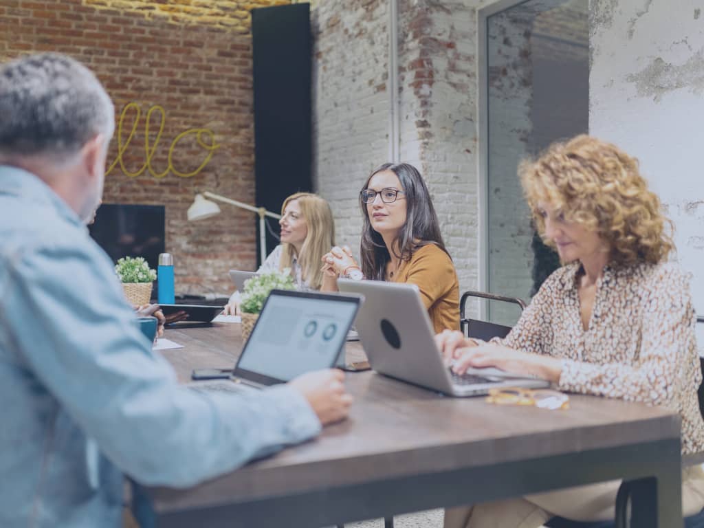 Gruppenarbeit im mehrstufigen Foresight-Prozess Externe Teilnehmer diskutieren an einem Tisch gemeinsam über Zukunftsannahmen.