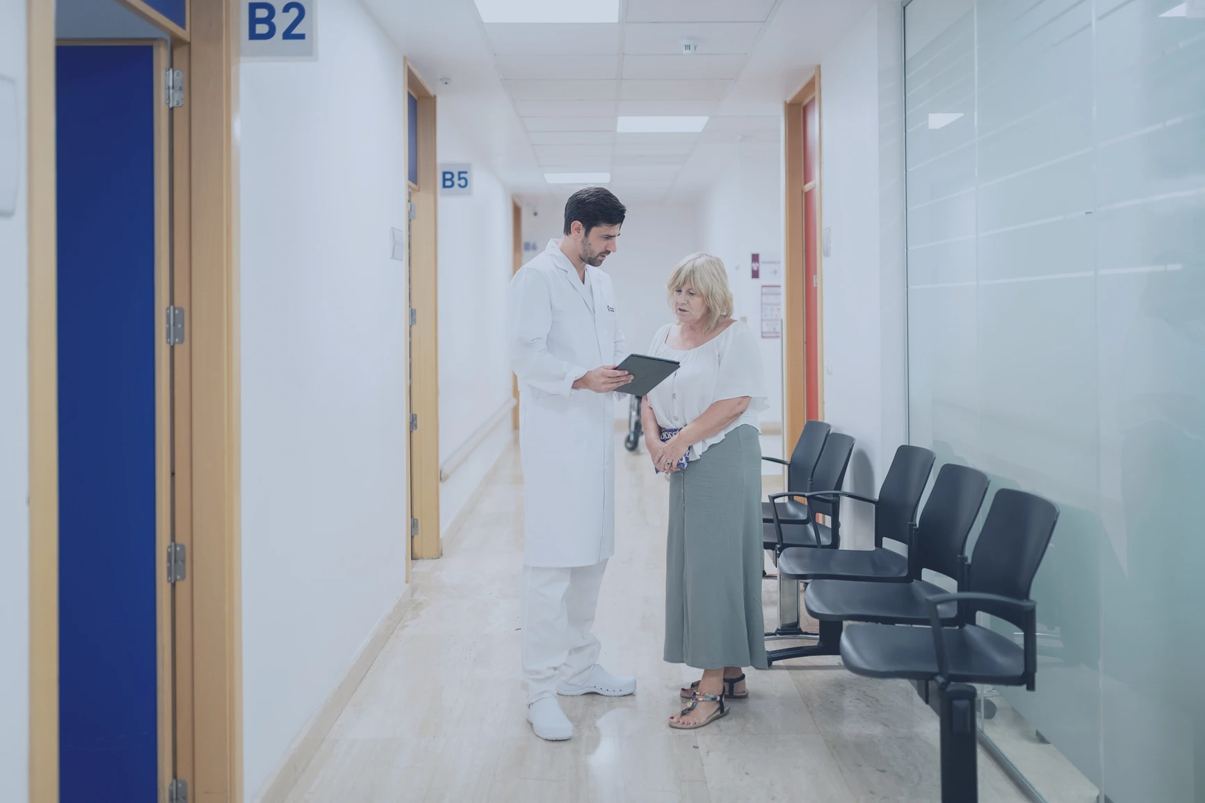 Eine internationale Patientin spricht mit einem Arzt