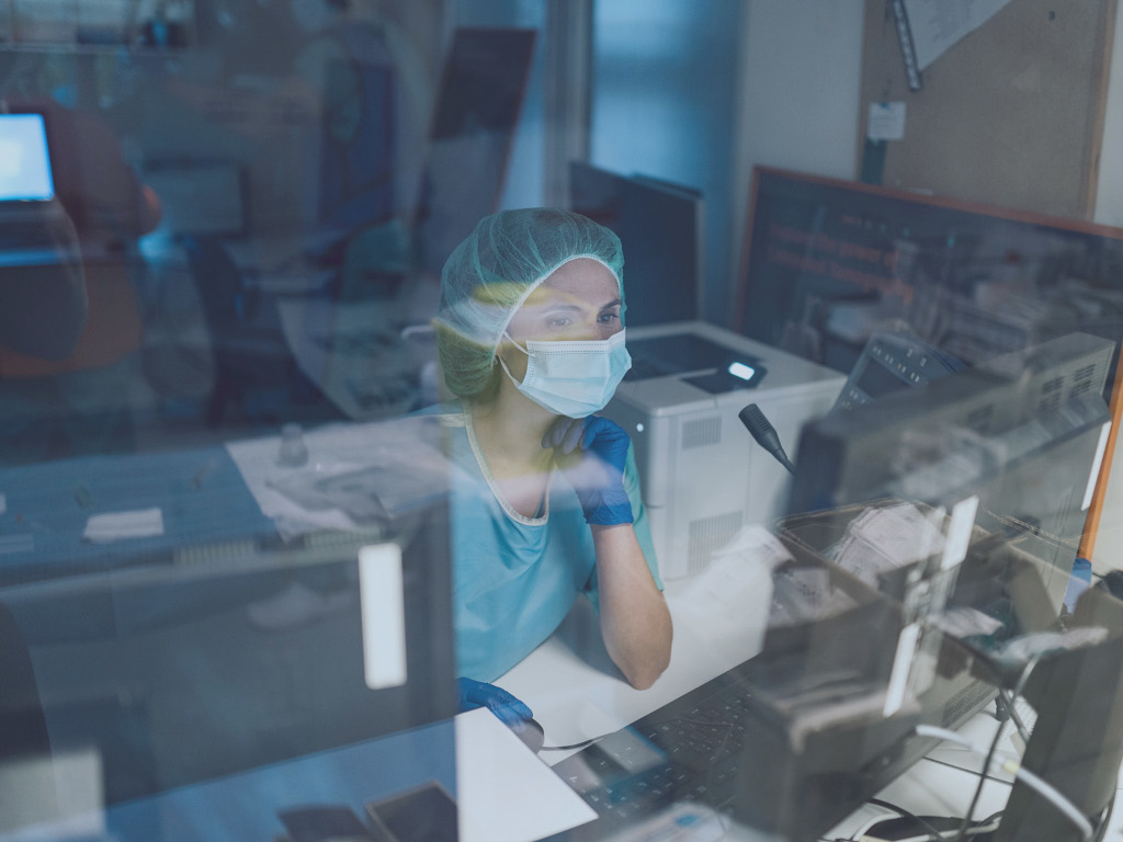 KI-Unterstützung in der Radiologie Eine Ärztin nutzt KI-Unterstützung in der Radiologie