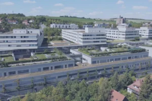 Das Universitätsklinikum Würzburg ist POLAVIS Kunde. Man sieht das Klinikum aus der Luft.