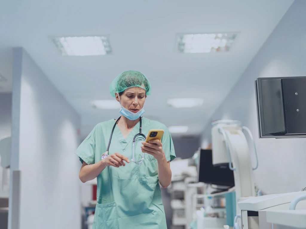 Eine Ärztin nutzt eine KI-Anwendung auf ihrem Smartphone.