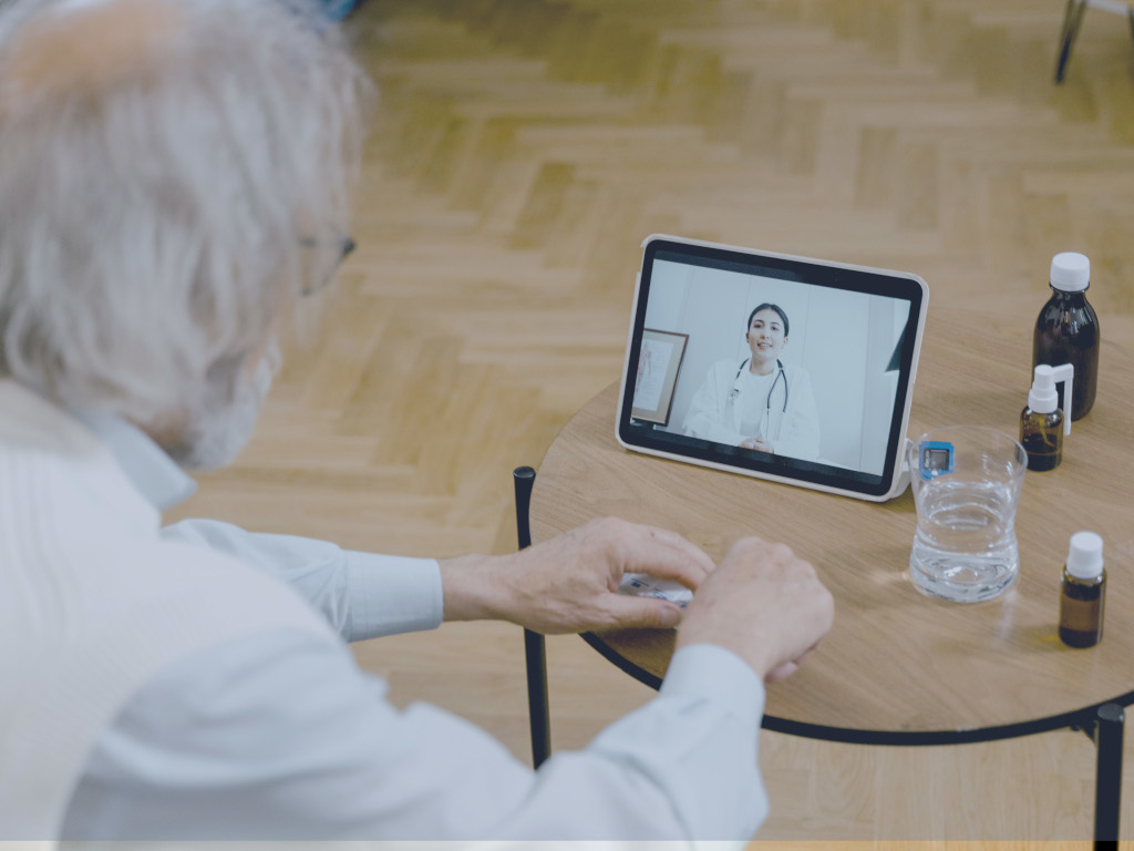 Patient im Video-Call mit seiner Ärztin Patient im Video-Call mit seiner Ärztin