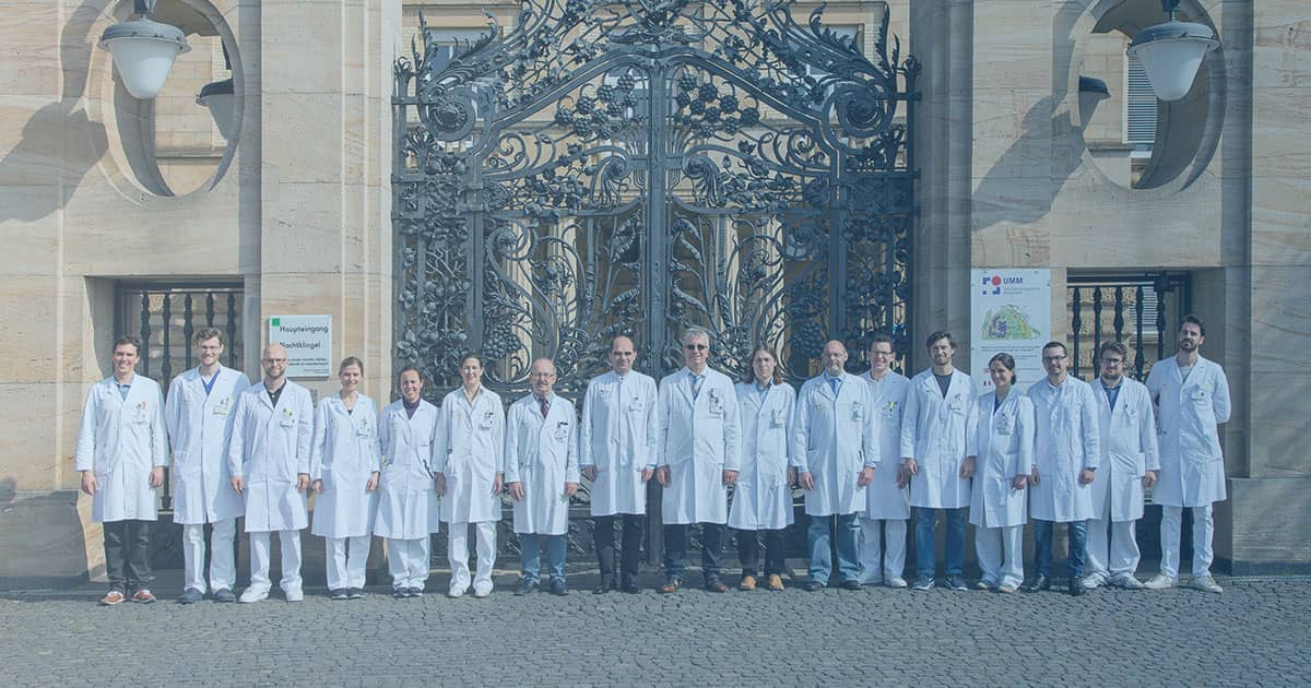 POLAVIS Referenzen Klinikum Mannheim Ärzte der Universitätsmedizin Mannheim stehen nebeneinander vor dem Haupteingang