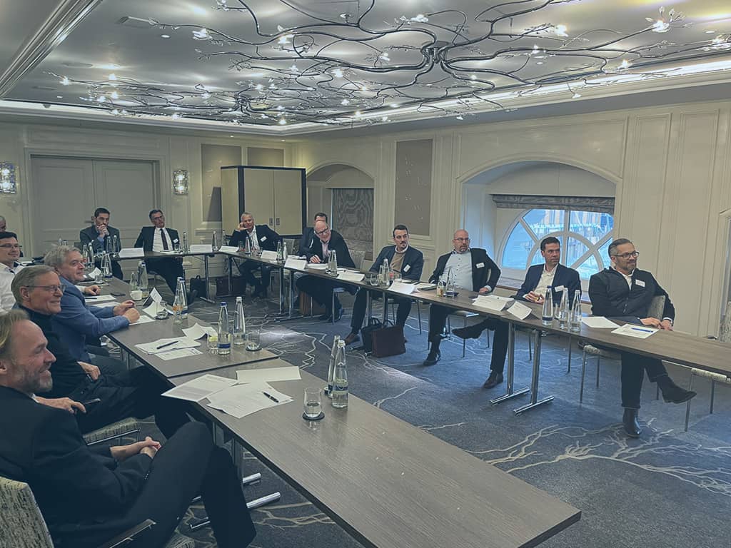 Die Gäste des Round Tables lauschen dem aktuellen Vortrag.