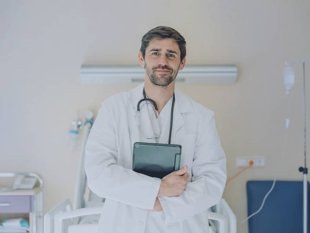 POLAVIS Magazin MVZ und Ambulantisierung Ein Arzt im MVZ nutzt das POLAVIS Patientenportal im Rahmen der Ambulantisierung.