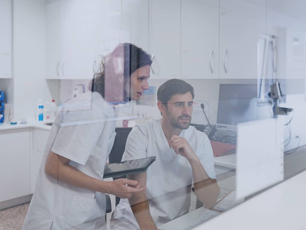 Eine Ärztin und ein Arzt sehen Patientendaten im POLAVIS Patientenportal ein.