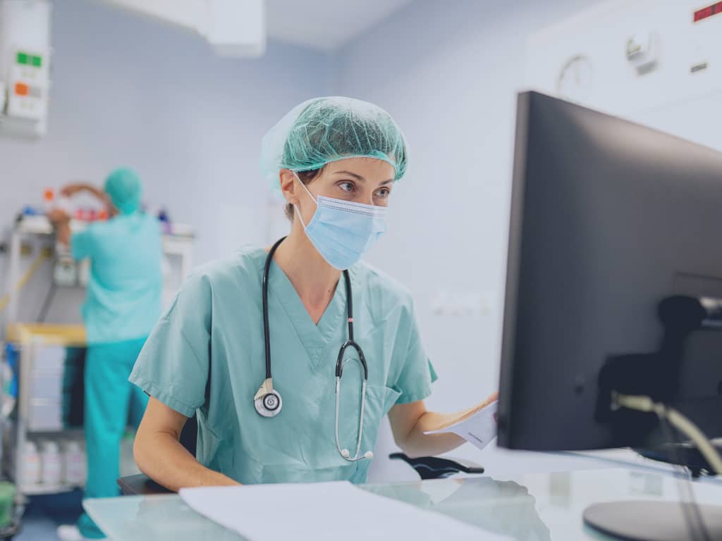 Eine Ärztin nutzt das POLAVIS Patientenportal im Krankenhaus. Sie ist konzentriert bei der Arbeit.