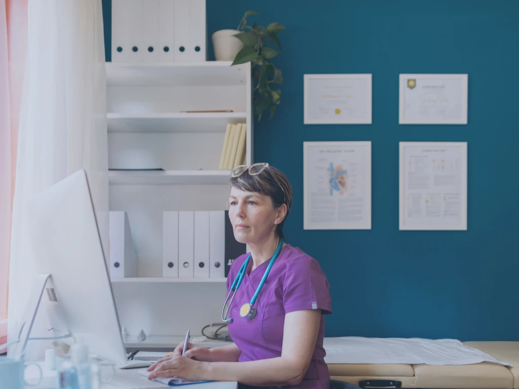 Eine niedergelassene Ärztin nutzt in ihrer Praxis das POLAVIS Patientenportal.