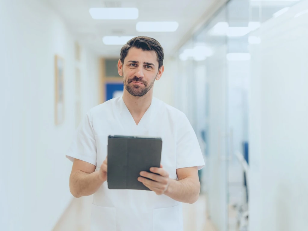 Arzt mit Patientenportal im Einsatz