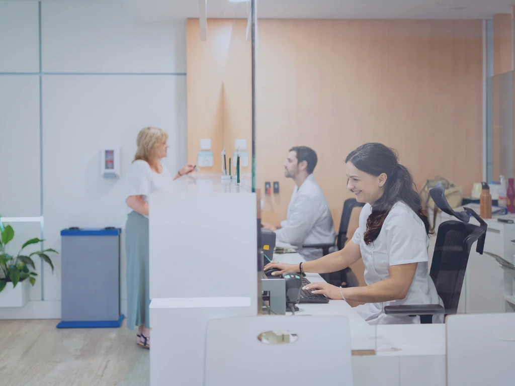 TI-Anwendungen in der Arztpraxis. Eine Arztpraxis nutzt TI-Anwendungen am Empfang