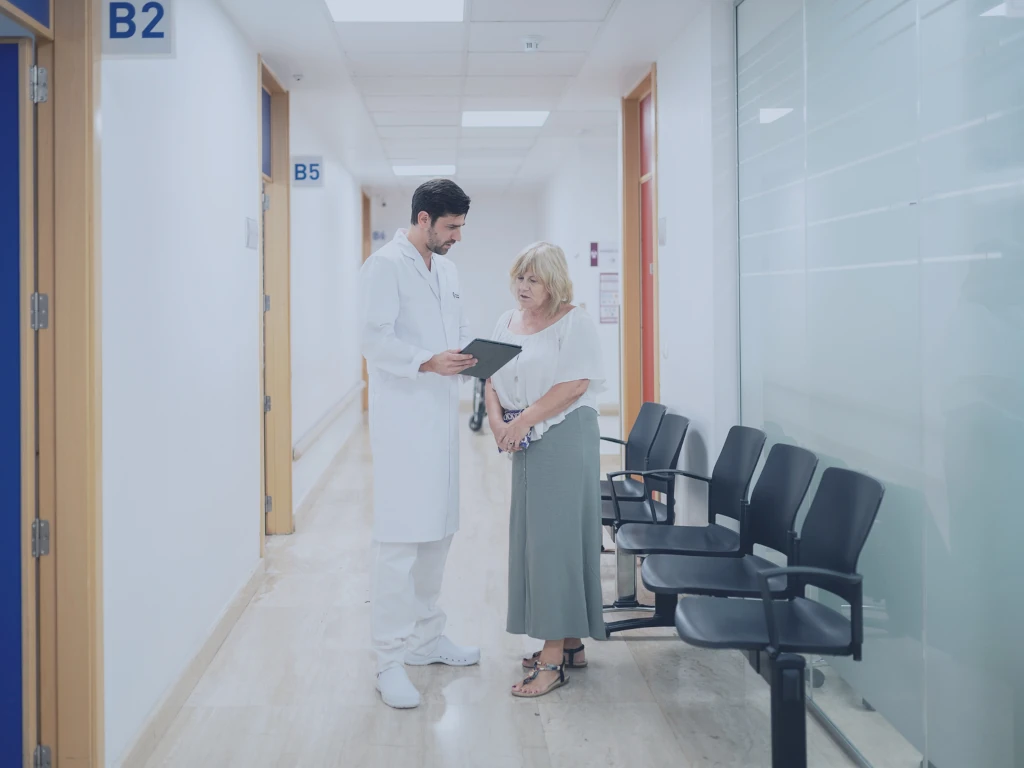 Ein Arzt nutzt eine TI-Anwendung im Gespräch mit einer Patientin