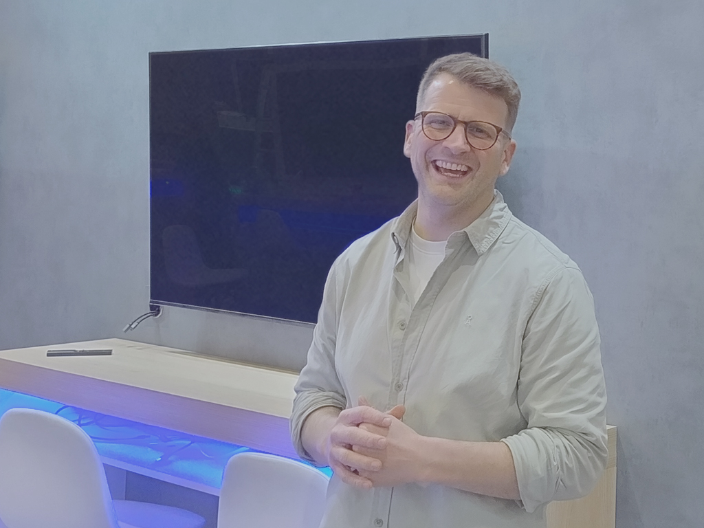 Clemens Grebe auf der DMEA 2026 in Berlin. Er steht auf dem POLAVIS Messestand.