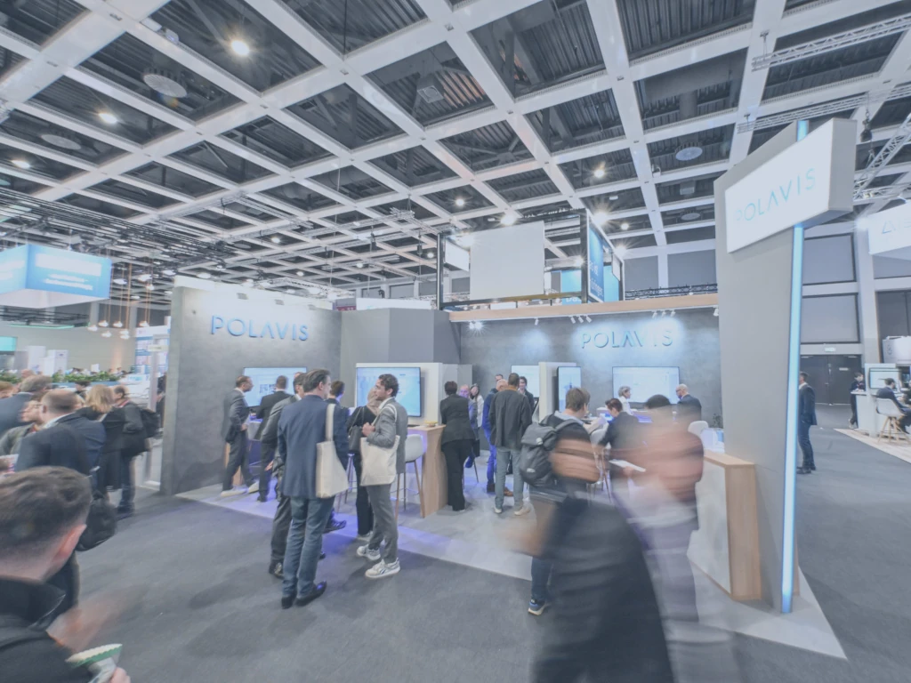 Der POLAVIS Messestand auf der DMEA 2026 ist gut besucht.