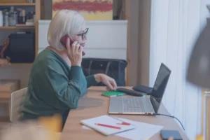 Patientin telefoniert mit dem POLAVIS KI-Telefonassistenten
