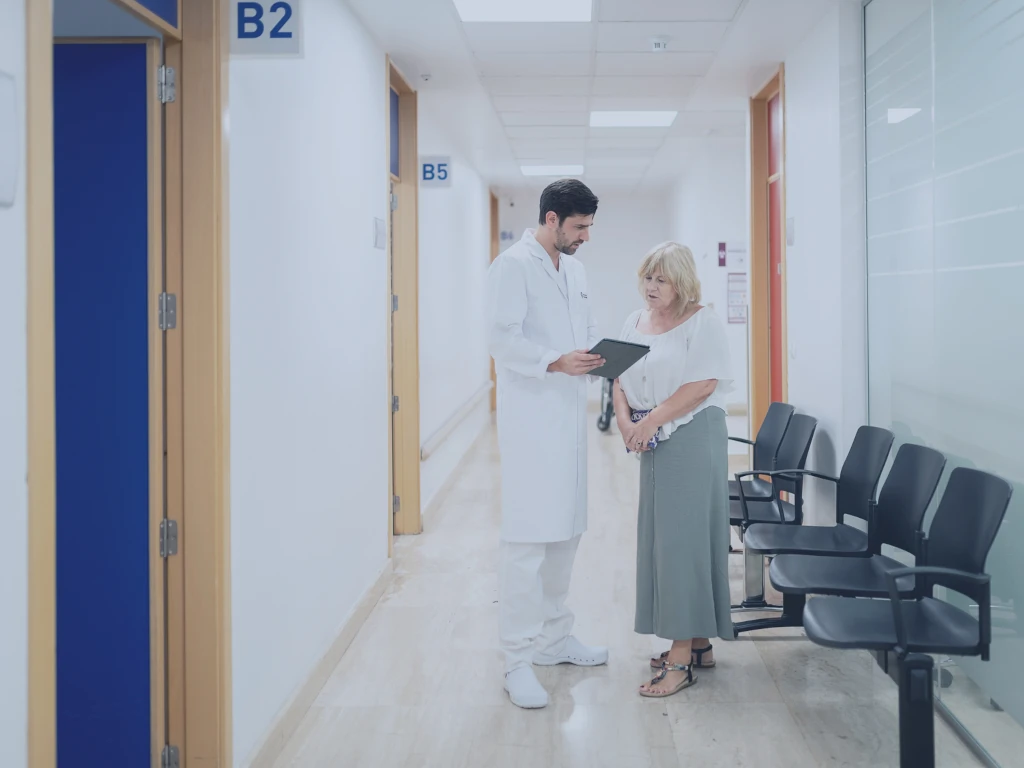 Ein Arzt spricht mit einer ambulanten Patientin