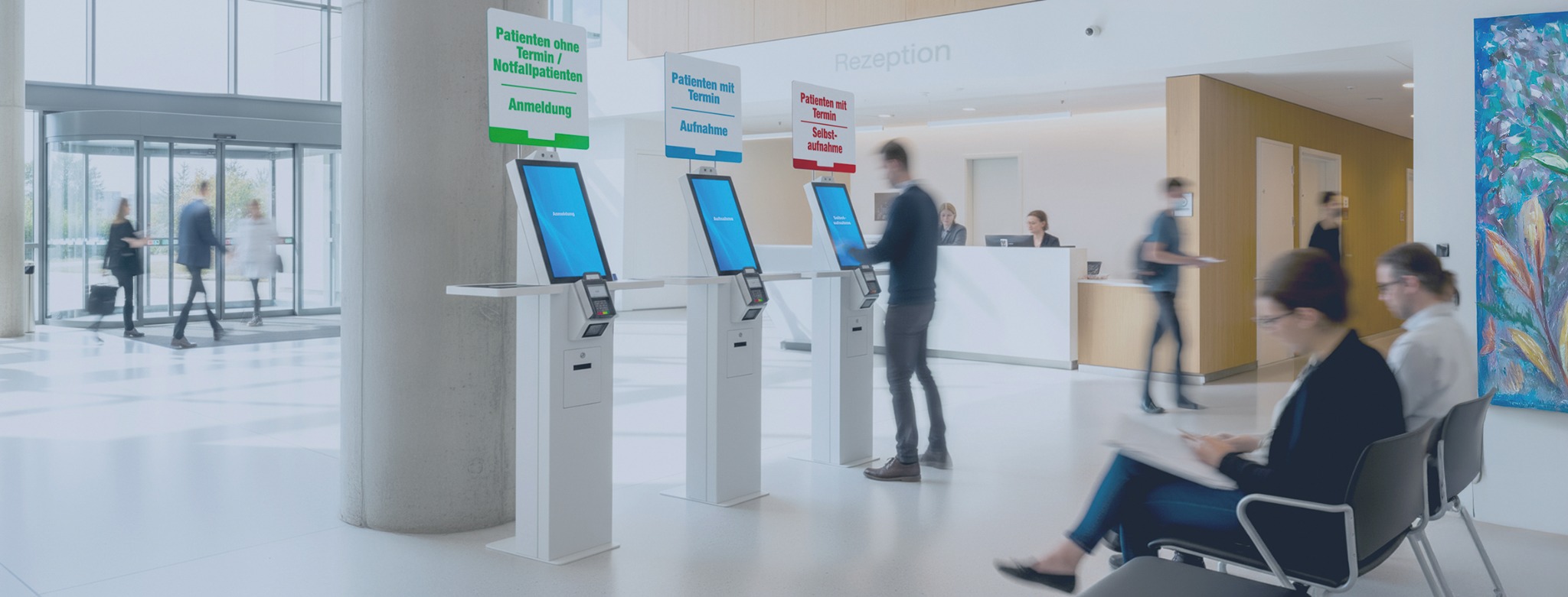 Drei Anmeldeterminals im Krankenhaus – KI-generiertes Symbolfoto